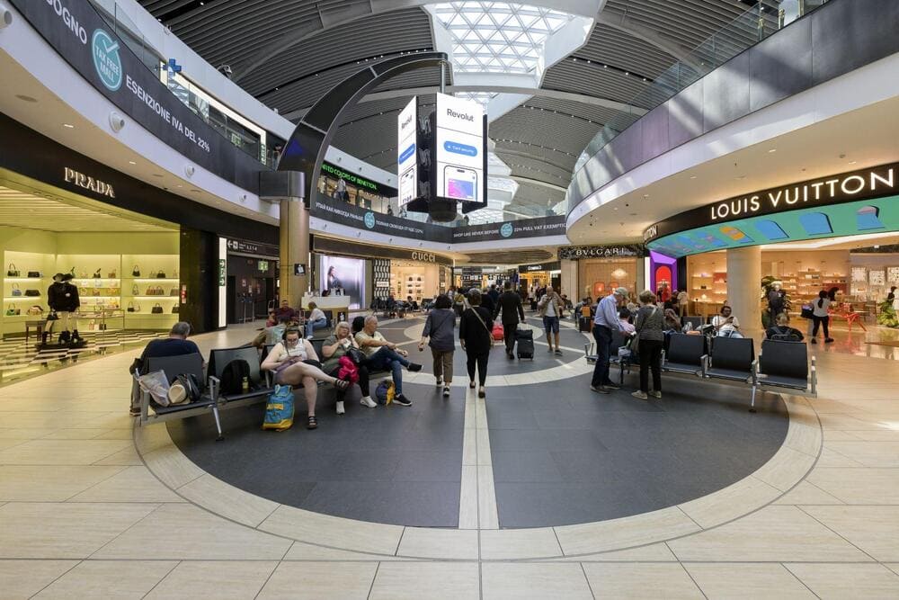 Khu mua sắm tại sân bay đa dạng các cửa hàng của nhiều thương hiệu lớn